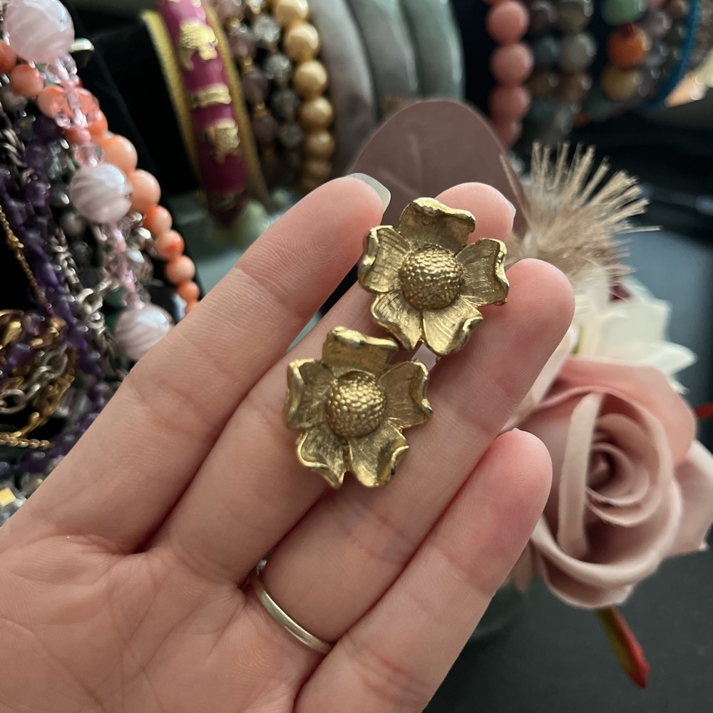 Vintage gold tone Flower Earrings